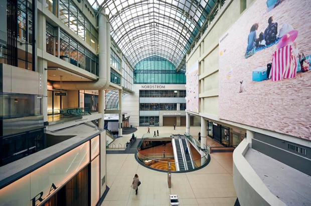 Тржни центри, превоз и улице пусти иако НЕМА забране: Грађани ове метрополе сами ограничили кретање (ФОТО)